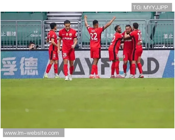 上海海港在中超联赛第29轮中以三球优势战胜浙江俱乐部绿城展现强劲实力 上海海港在中超联赛第29轮中以三球优势战胜浙江俱乐部绿城展现强劲实力