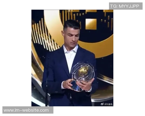 C罗荣获葡萄牙环球声望奖赞扬其辉煌职业生涯成就 C罗荣获葡萄牙环球声望奖赞扬其辉煌职业生涯成就