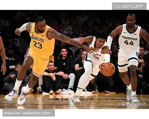 詹姆斯赞球队战术艾顿多面手能力出众可助攻掩护 詹姆斯赞球队战术艾顿多面手能力出众可助攻掩护