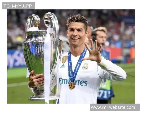 阿森西奥与女友重返伯纳乌现场观看NFL比赛引发热议 阿森西奥与女友重返伯纳乌现场观看NFL比赛引发热议